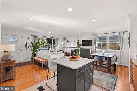 2114 N Earley St, Alexandria, VA 22302