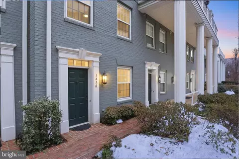 1410 Roundhouse Ln, Alexandria, VA 22314