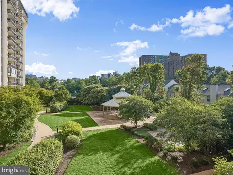 5300 Holmes Run Pkwy #402, Alexandria, VA 22304