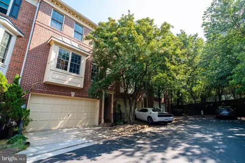 2505 Gadsby Pl, Alexandria, VA 22311