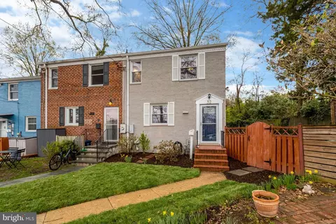32 Ancell St, Alexandria, VA 22305
