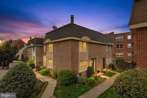 1306 Chetworth Ct, Alexandria, VA 22314