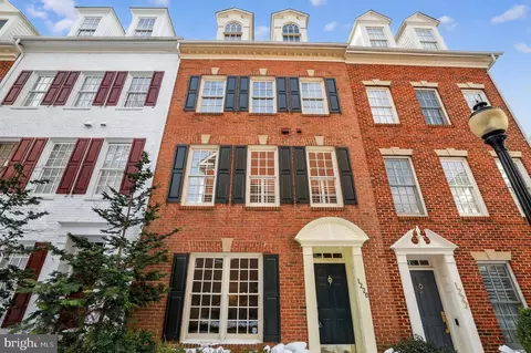 1220 Roundhouse Ln, Alexandria, VA 22314