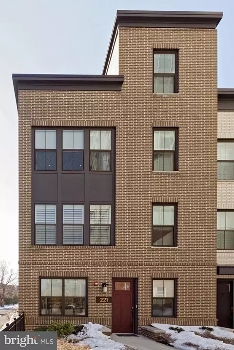 221 Montgomery St, Alexandria, VA 22314