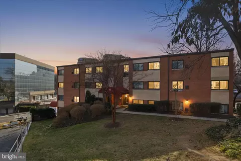 3300 S 28th St #404, Alexandria, VA 22302