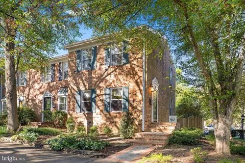 502 S Henry St, Alexandria, VA 22314