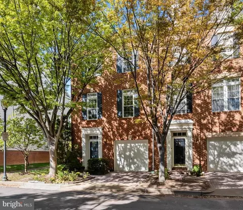 4925 Waple Ln, Alexandria, VA 22304
