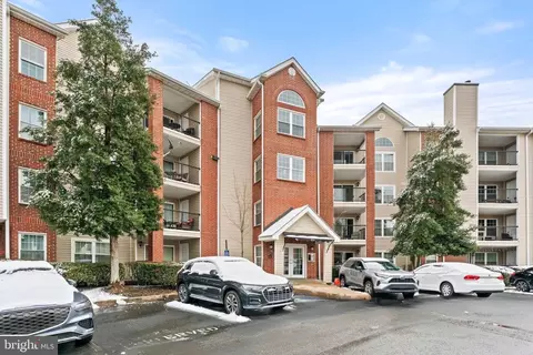 3313 Wyndham Cir #2210, Alexandria, VA 22302