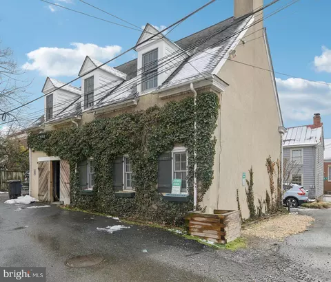 10 Irving Ct, Alexandria, VA 22314