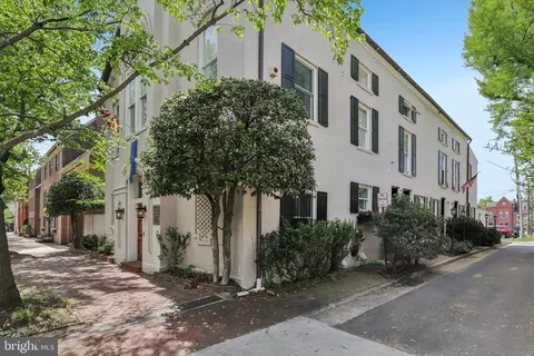 10 Muirs Ct, Alexandria, VA 22314