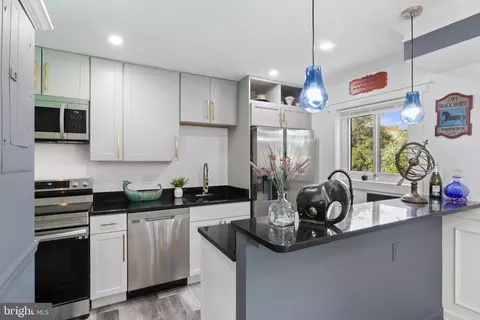 3320 S 28th St #403, Alexandria, VA 22302