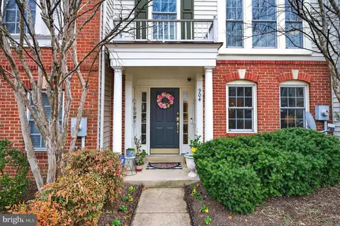 904 Harrison Cir, Alexandria, VA 22304