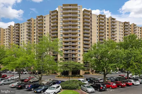 205 Yoakum Pkwy #216, Alexandria, VA 22304