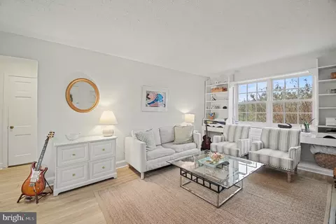 1632 W Abingdon Dr #302, Alexandria, VA 22314