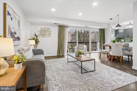 3220 S 28th St #202, Alexandria, VA 22302