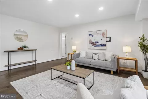 3220 S 28th St #202, Alexandria, VA 22302