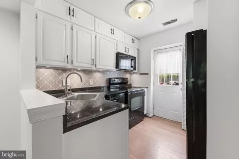 1405 E Abingdon Dr #1, Alexandria, VA 22314