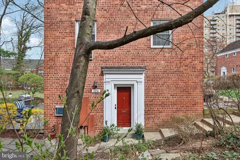 1256 Martha Custis Dr, Alexandria, VA 22302