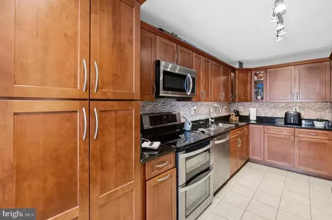 203 Yoakum Pkwy #410, Alexandria, VA 22304