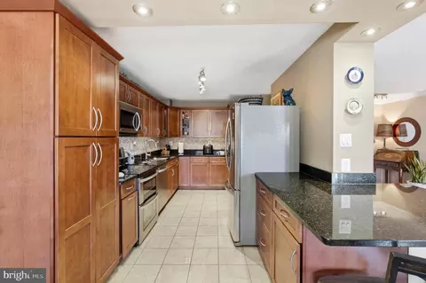 203 Yoakum Pkwy #410, Alexandria, VA 22304