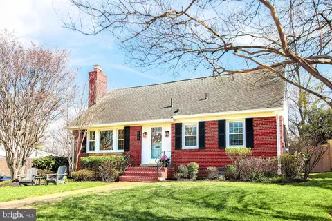 512 Crestwood Dr, Alexandria, VA 22302