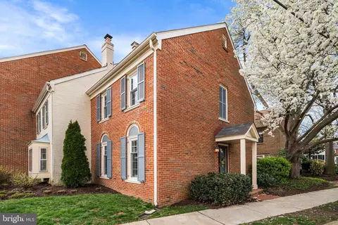 830 Bashford Ln, Alexandria, VA 22314