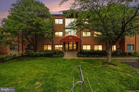 3342 S 28th St #403, Alexandria, VA 22302