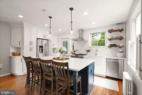 1001 Bashford Ln, Alexandria, VA 22314