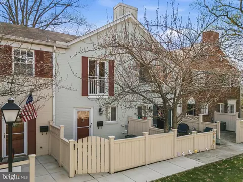 1277 Van Dorn St N, Alexandria, VA 22304