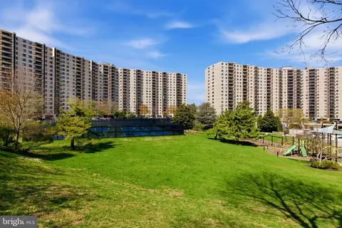 203 Yoakum Pkwy #906, Alexandria, VA 22304