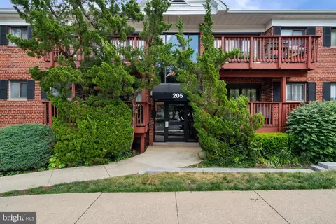 205 Skyhill Rd #8, Alexandria, VA 22314