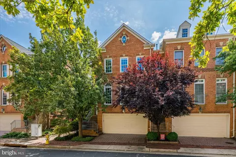 272 Murtha St, Alexandria, VA 22304