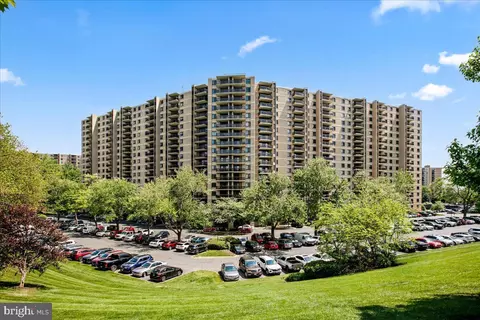 205 Yoakum Pkwy #817, Alexandria, VA 22304