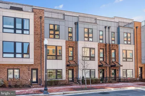 402 Stabler Ln, Alexandria, VA 22304