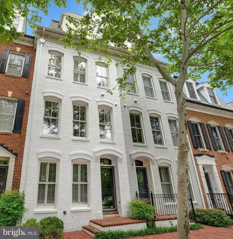 713 Carpenter Rd, Alexandria, VA 22314