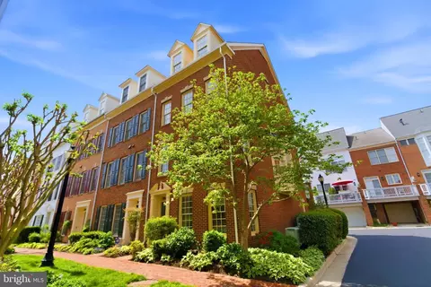 1221 Roundhouse Ln, Alexandria, VA 22314