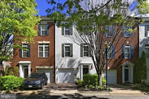 5011 Waple Ln, Alexandria, VA 22304