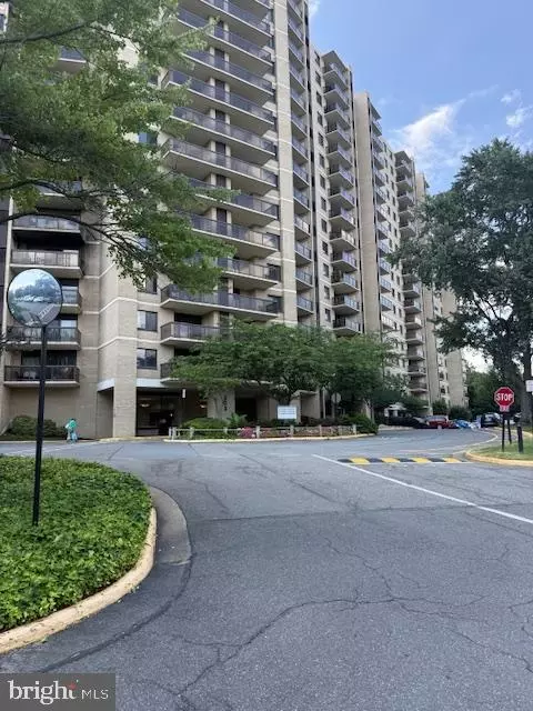 203 Yoakum Pkwy #1004, Alexandria, VA 22304