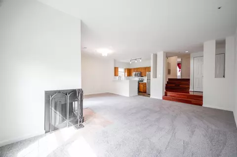 275 S Pickett St #201, Alexandria, VA 22304
