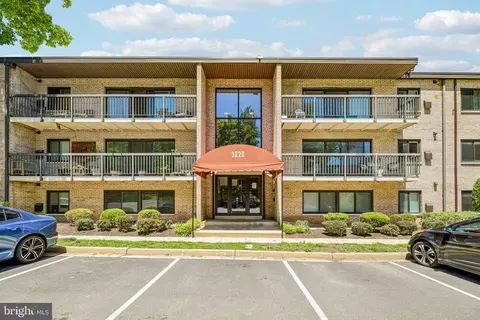 3220 S 28th St #304, Alexandria, VA 22302
