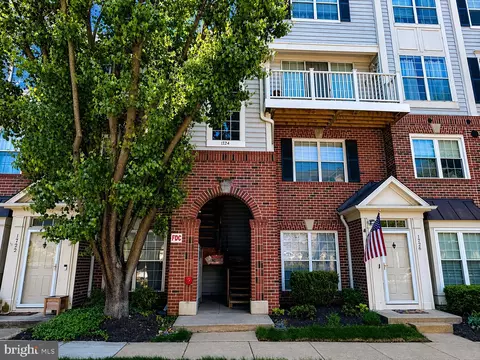 1734 Kingsgate Ct #302, Alexandria, VA 22302