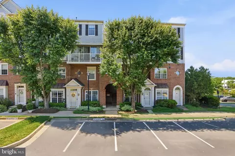 1734 Kingsgate Ct #302, Alexandria, VA 22302