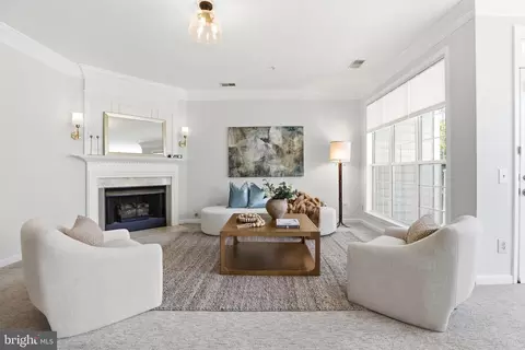 1734 Kingsgate Ct #302, Alexandria, VA 22302
