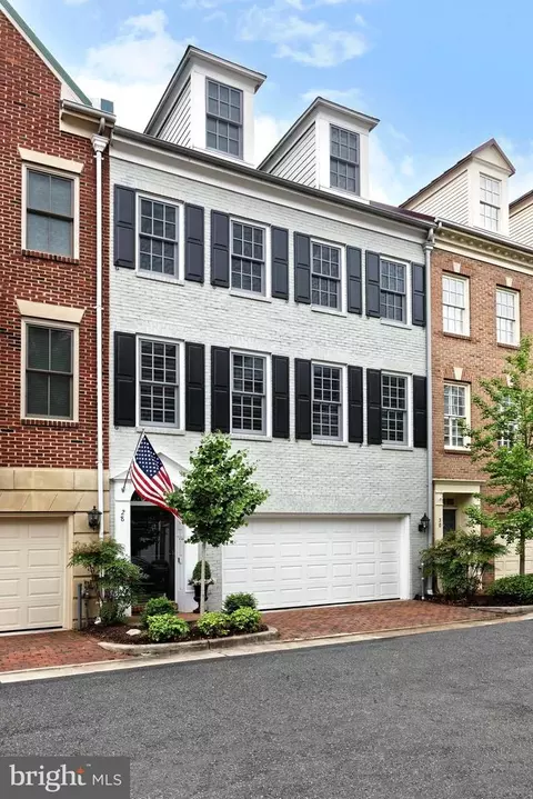 28 Alexander St, Alexandria, VA 22314