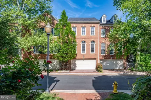 5241 Brawner Pl, Alexandria, VA 22304