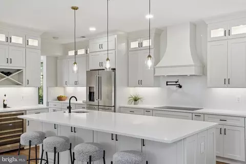 132 N Earley St, Alexandria, VA 22304