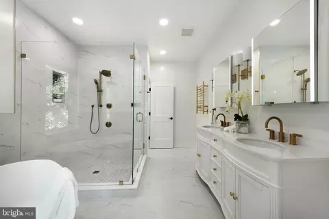 132 N Earley St, Alexandria, VA 22304