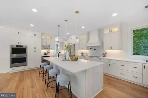 132 N Earley St, Alexandria, VA 22304