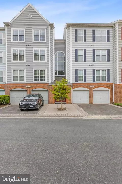 257 S Pickett St #302, Alexandria, VA 22304