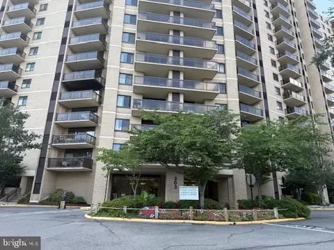 203 Yoakum Pkwy #711, Alexandria, VA 22304